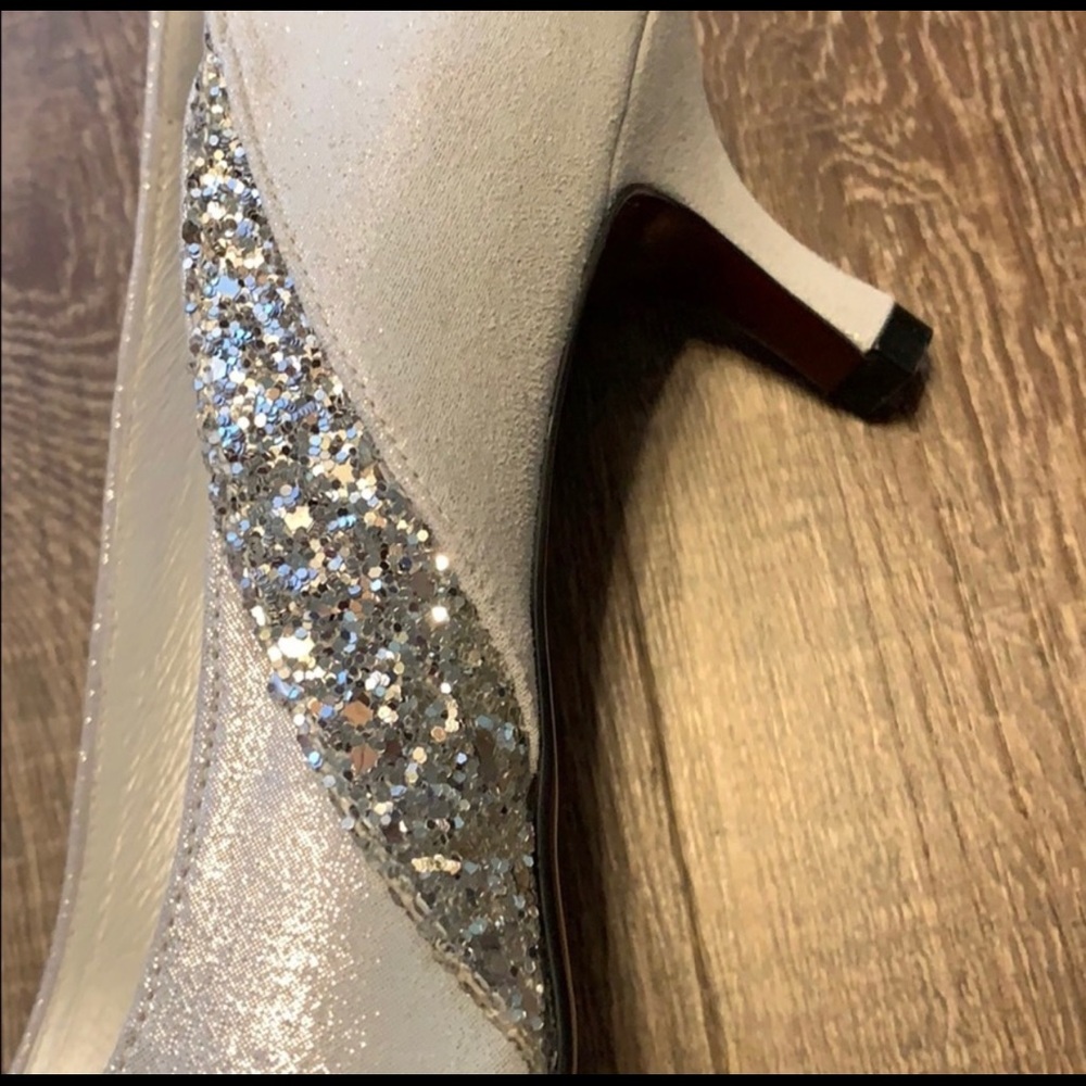 Silver/white leather shoe